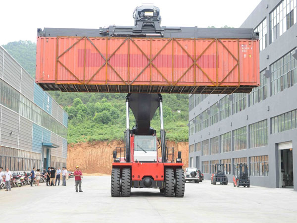 container reach stacker