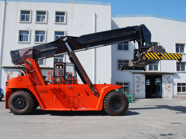 container reach stacker